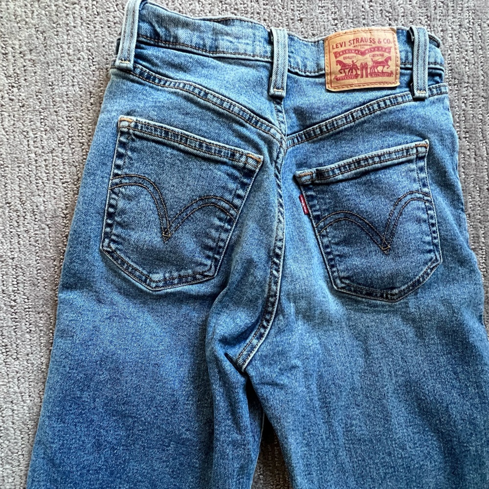 Levi’s rib cage straight ankle size 25 medium blue